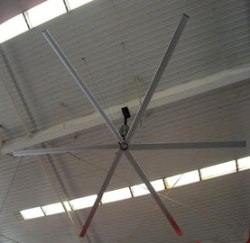 Disponga il grande ventilatore da soffitto industriale di raffreddamento a aria 16feet per i magazzini dei centri di distribuzione